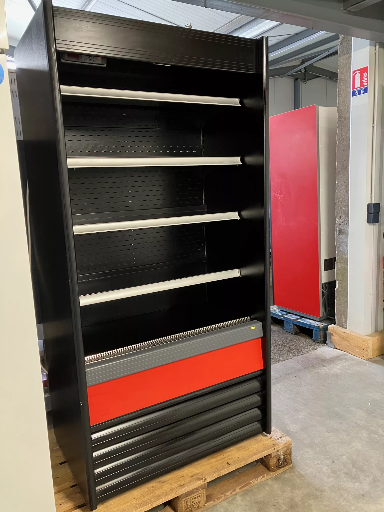 Vitrine murale libre service avec rideau de nuit – FOGAL